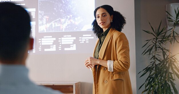 Foto fala mulher e apresentação com workshop energia limpa e mudança global com seminário de informação e pergunta grupo de pessoa ou trabalhador com conferência ou pesquisa de sustentabilidade com feedback