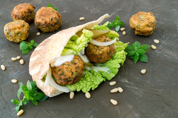 Falafel. Las albóndigas de garbanzo en pita.