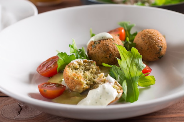 Foto falafel, bolas de garbanzos con verduras