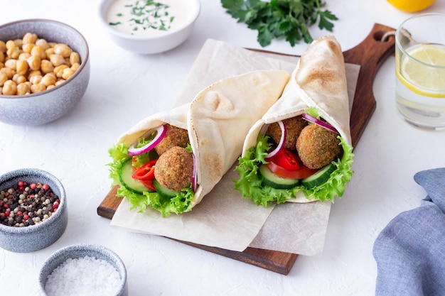 Falafel com legumes em pita. Alimentação saudável. Comida vegetariana.