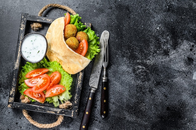 Falafel com legumes, molho em pão pita, sanduíche de kebab vegetariano.