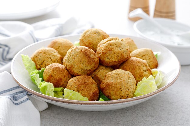 Falafel com molho de iogurte grego tzatziki cozinha mediterrânea