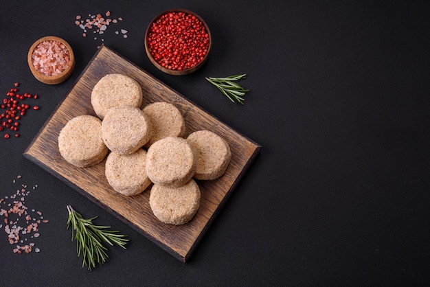 Falafel cru um prato oriental tradicional com especiarias e ervas Prato vegetariano