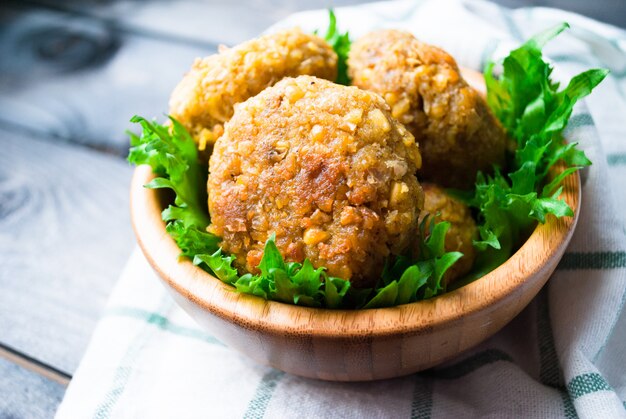 Falafel de grão de bico frito e folhas de salada verde