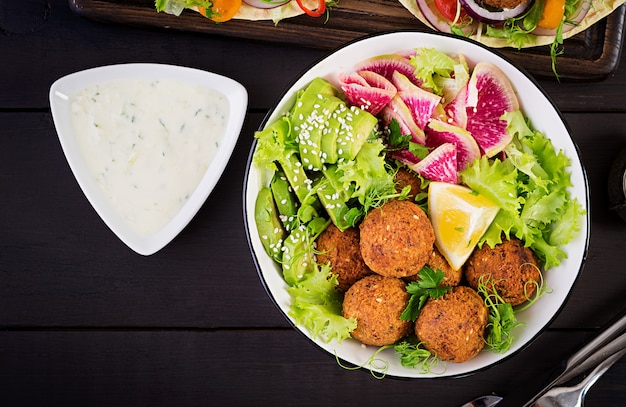 Foto falafel e legumes frescos