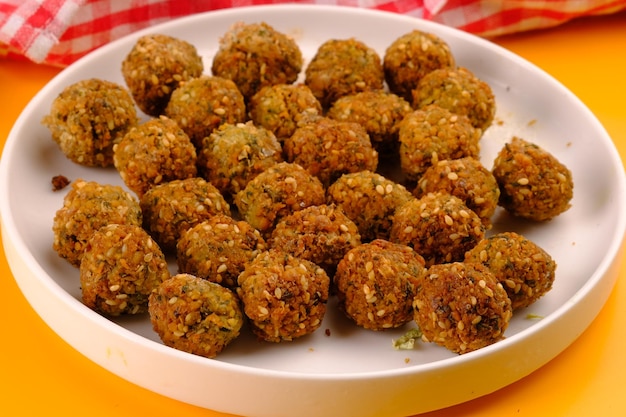 El falafel es una bola frita o un buñuelo en forma de empanada en la cocina del Medio Oriente hecho de garbanzos.