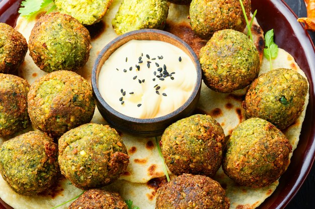 Falafel frittierte Bällchen aus gehackten Hülsenfrüchten oder Kichererbsen