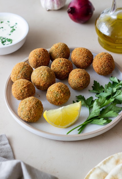 Falafel de garbanzos frescos. Alimentación saludable. Comida vegetariana.