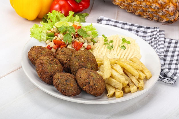 Falafel con hummus, ensalada de verduras y patatas fritas