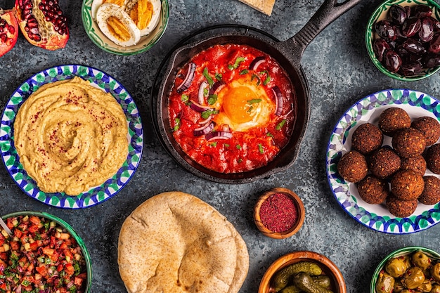 Falafel, Hummus, Shakshuka, israelischer Salat - traditionelle Gerichte der israelischen Küche. Ansicht von oben.