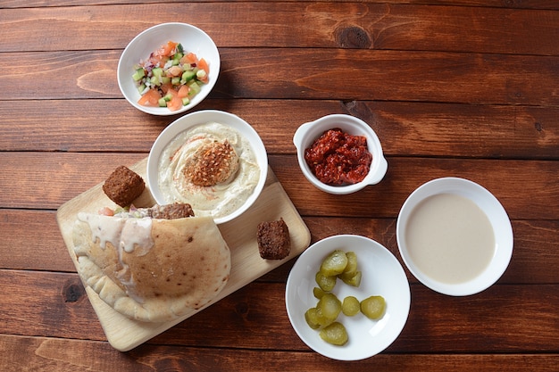 Falafel im Fladenbrot mit Gemüsesalat