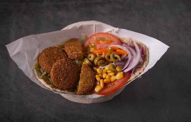 Falafel mit Fladenbrot und Gemüse