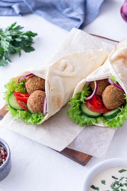 Falafel mit Gemüse in Pita. Gesundes Essen. Vegetarisches Essen.