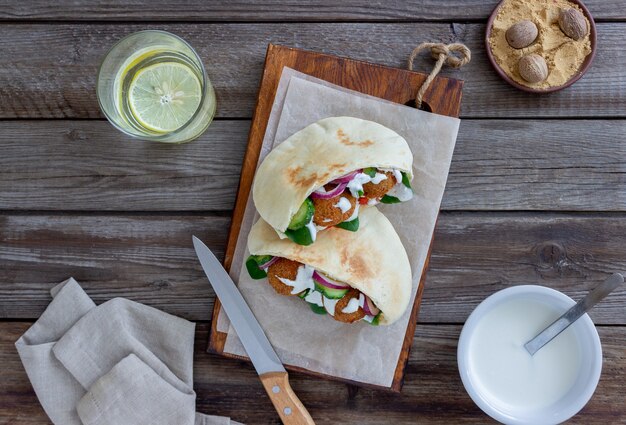 Falafel en pita con tomates, pepinos, cebollas y espinacas. Alimentación saludable. Comida vegetariana.