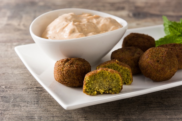 Falafel en un plato sobre la mesa de madera