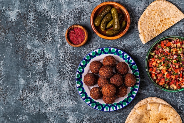 Falafel plato tradicional de la cocina israelí y de Oriente Medio