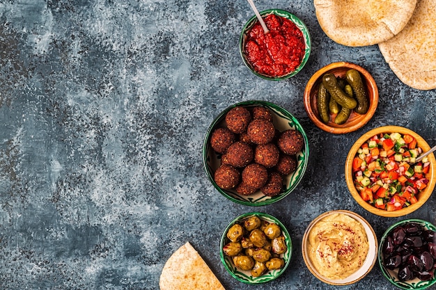 Falafel - prato tradicional da culinária israelense e do Oriente Médio, vista superior.