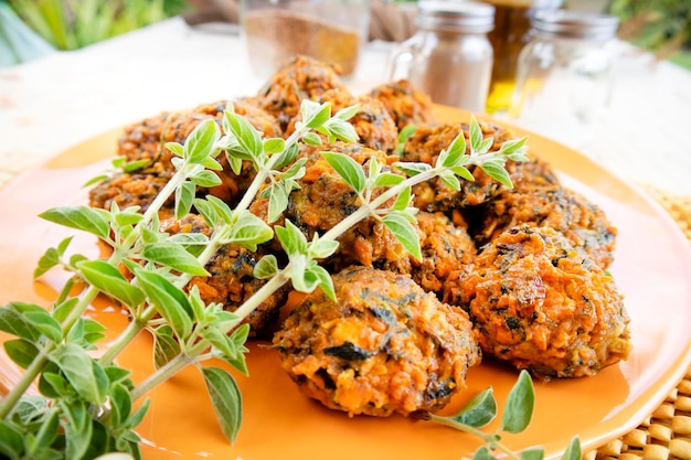 Falafel preparado con zanahorias y varias especias