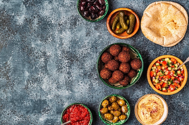Falafel - traditionelles Gericht der israelischen und nahöstlichen Küche, Draufsicht.