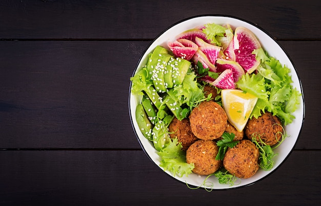 Foto falafel und frisches gemüse.