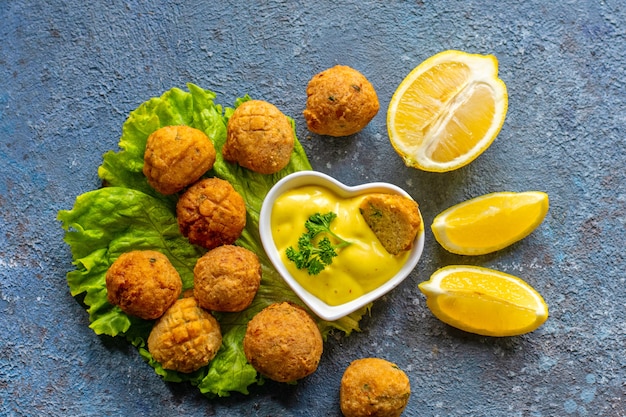 Falafel vegetariano casero frito hecho con garbanzos molidos y brócoli, con salsa de mostaza y limón