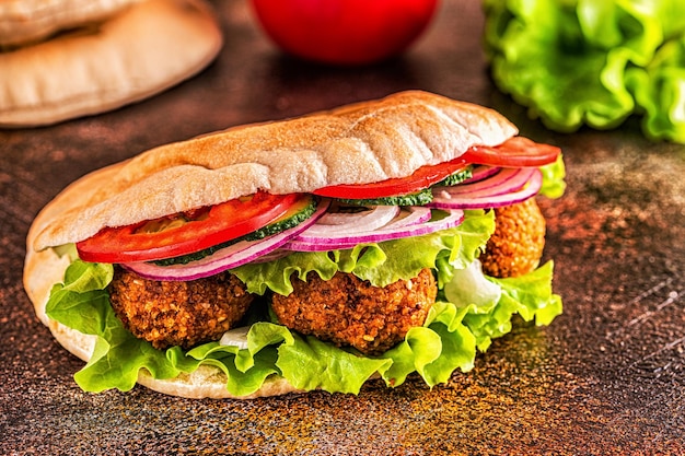 Falafel y verduras frescas en pan de pita