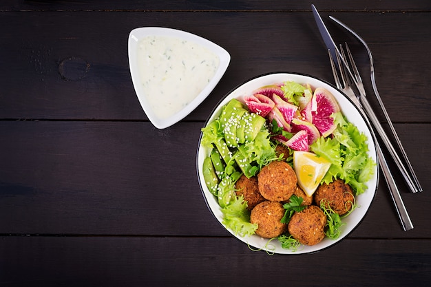 Falafel y verduras frescas