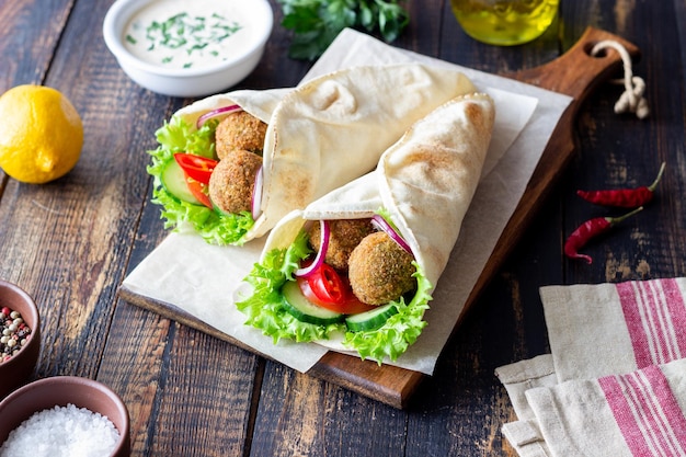 Falafel con verduras en pita. Alimentación saludable. Comida vegetariana.