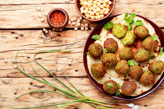 Falafelbällchen aus gehackten Hülsenfrüchten oder Kichererbsen.Frische Kichererbsen-Falafel