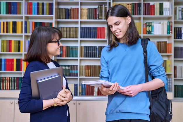 Falando de professora e estudante universitária na sala da biblioteca