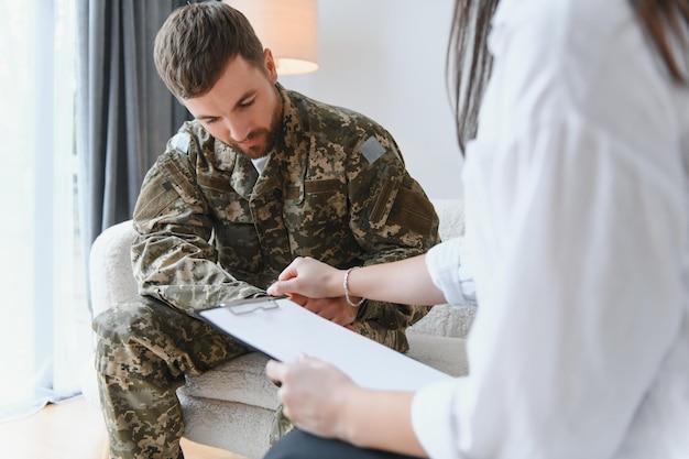 Foto falar com o médico soldado tem sessão de terapia com psicólogo dentro de casa