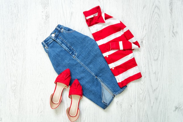 Falda de jeans, zapatos rojos, camisa blanca y roja, collage