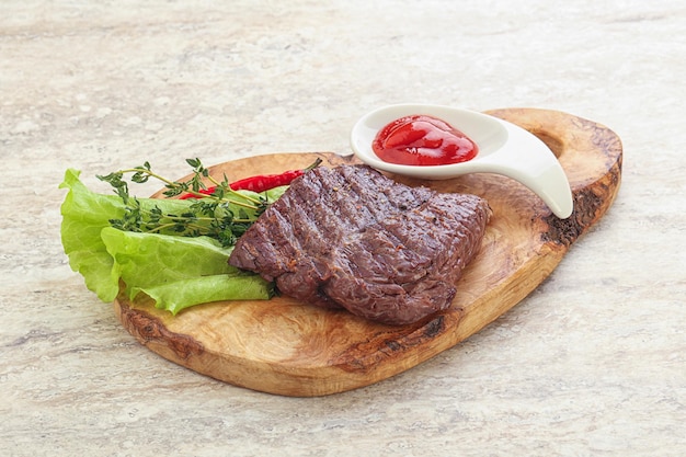 Una falda de machete a la parrilla, un filete de carne servido con tomillo y ketchup.