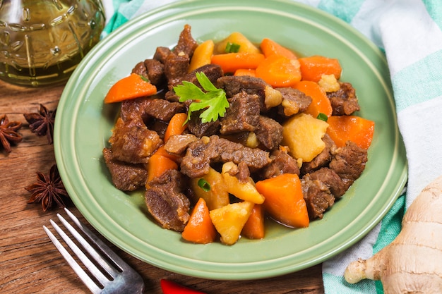 Foto falda de ternera estofada y patatas de zanahoria