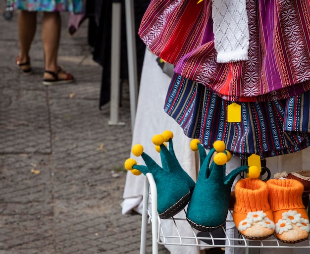 Faldas de trajes nacionales de Letonia con patrones nacionales y zapatillas hechas de fieltro hecho a mano.