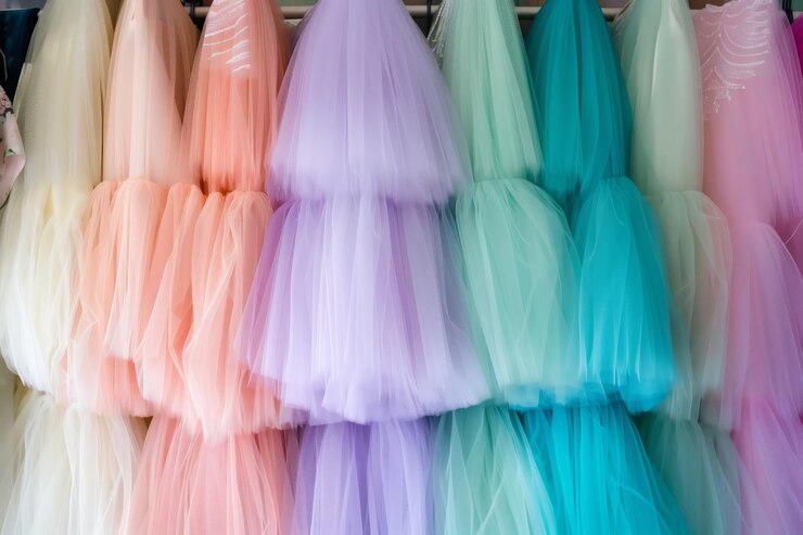 Las faldas de tulle de ensueño de los vestidos llenan un estante de la tienda