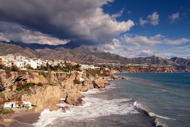 Falésias de Nerja em um dia nublado