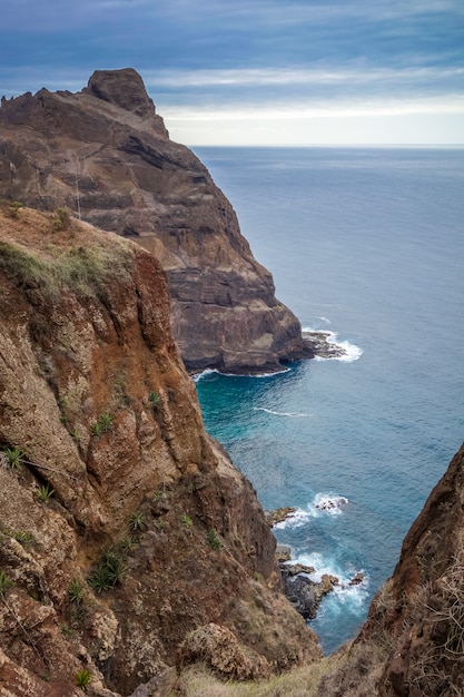 Falésias e vista para o mar na ilha de Santo Antão, Cabo Verde