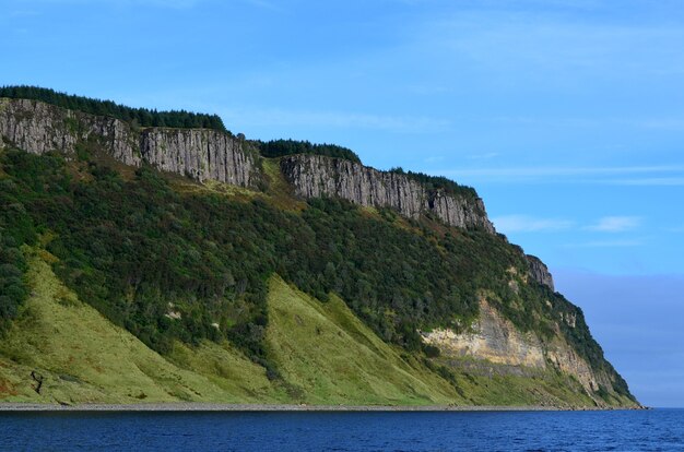 Foto falésias muito íngremes em bearreraig bay, na escócia.