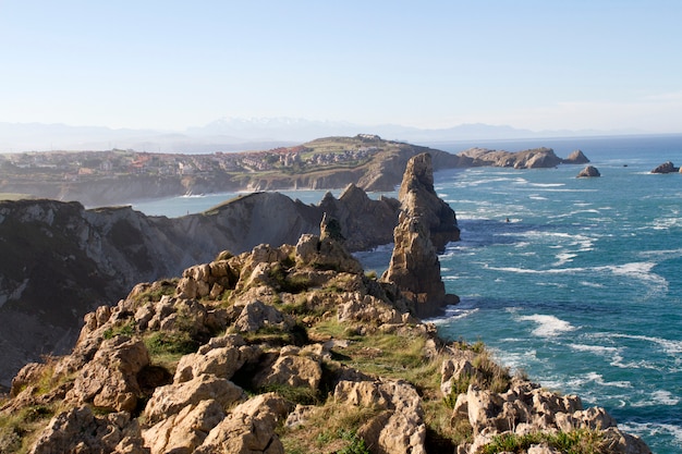 Falésias na costa norte da Cantábria da Espanha