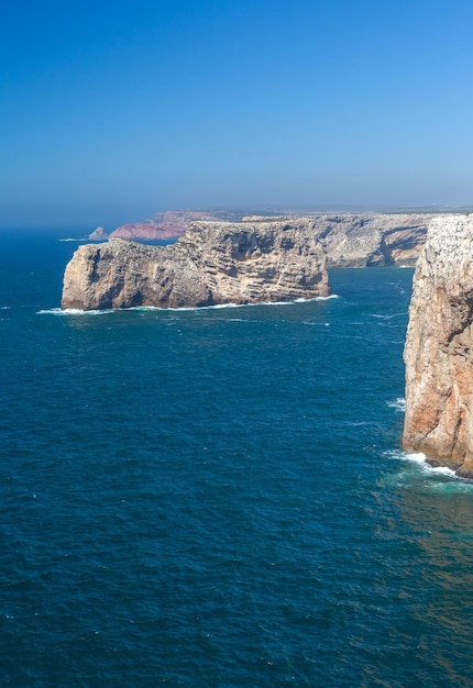 falésias sobre o oceano atlântico no cabo san vicente visto da fortaleza de sagres