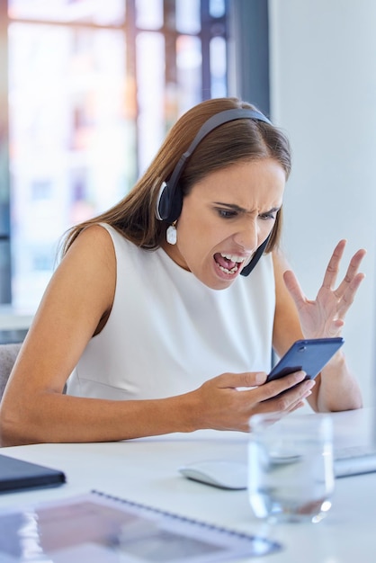 Foto falha irritada e funcionário do call center em um telefone com comunicação de más notícias e estresse por e-mail telemarketing entre em contato conosco e mulher frustrada lendo um problema de erro ou falha de bate-papo em um celular