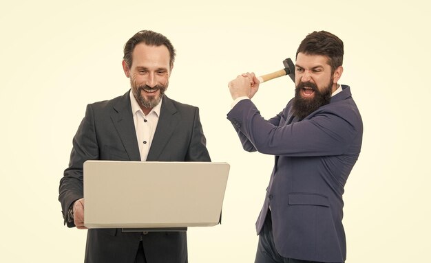 Falla de conexión a Internet Concepto de servicio de computadora Problemas comerciales Vida en línea Servicio para aparatos Servicio de reparación Hombres con portátil y martillo Desintegración y mal funcionamiento Los retrasos los molestan