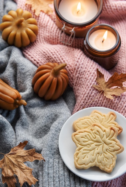 Fallen Sie flach mit Kaffee und Herbstdekor