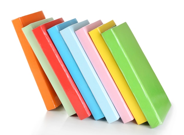 Fallende Bücher, die auf Weiß isoliert sind
