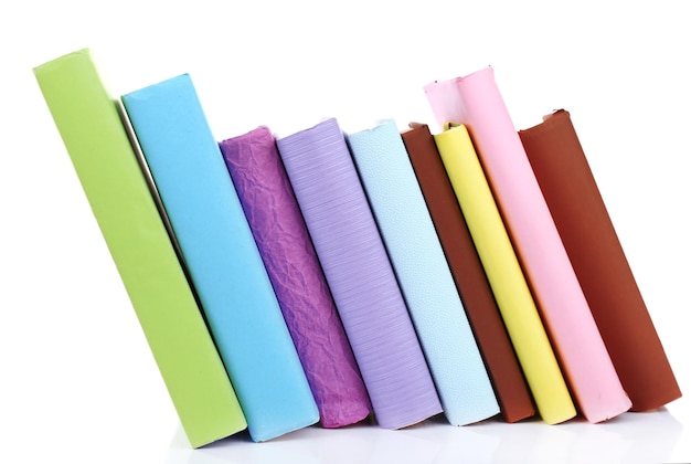 Fallende Bücher getrennt auf Weiß