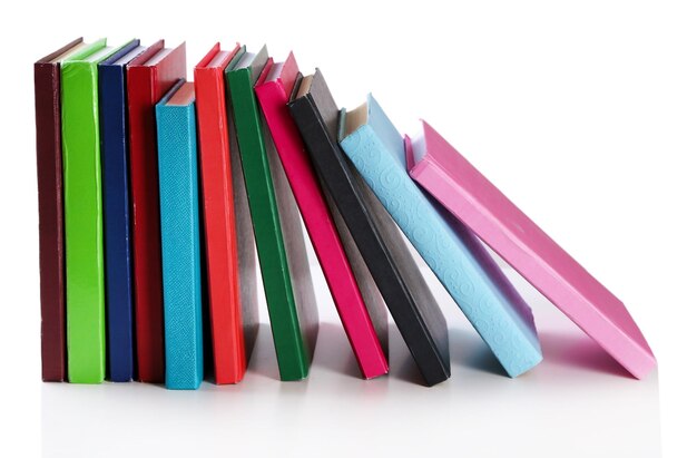Fallende Bücher getrennt auf Weiß