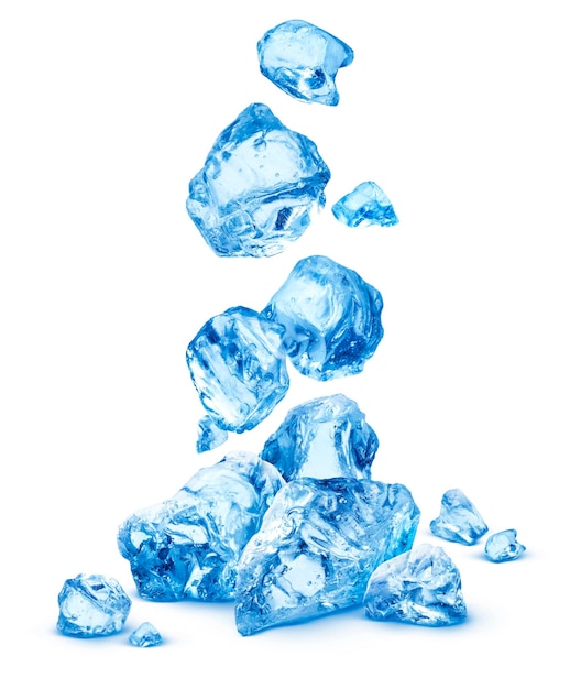 Fallende Eisstücke, ein Haufen zerkleinertes Eis, isoliert auf weißem Hintergrund