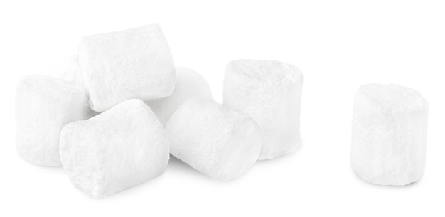 fallende Marshmallows auf weißem, isoliertem Hintergrund