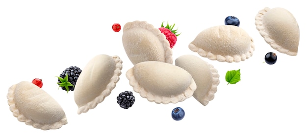 Fallende Vareniki, rohe Knödel, gefrorene hausgemachte russische Pelmeni gefüllt mit Beeren isoliert auf Weiß